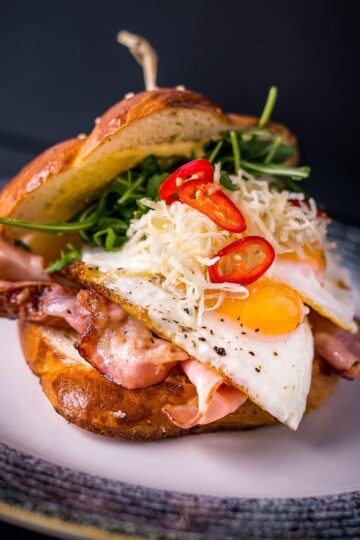 burger z jajkiem