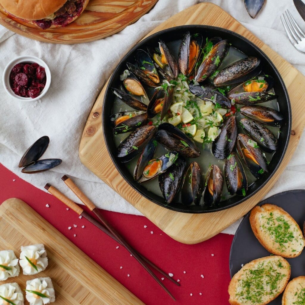 małże w białym winie