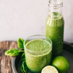 Zielony koktajl z jarmużu i limonki