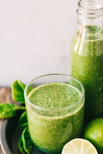 Zielony koktajl z jarmużu i limonki