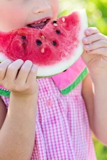 7 produktów spożywczych, których nigdy nie należy podawać dzieciom