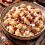 Kluski ziemniaczane z twarogiem i skwarkami – babciny przepis