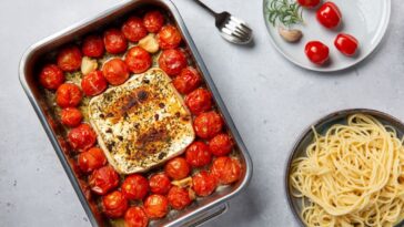 Feta zapiekana z oliwkami i pomidorami