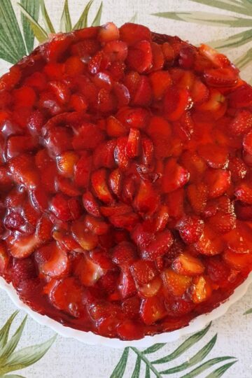 ciasto z galaretką i truskawkami