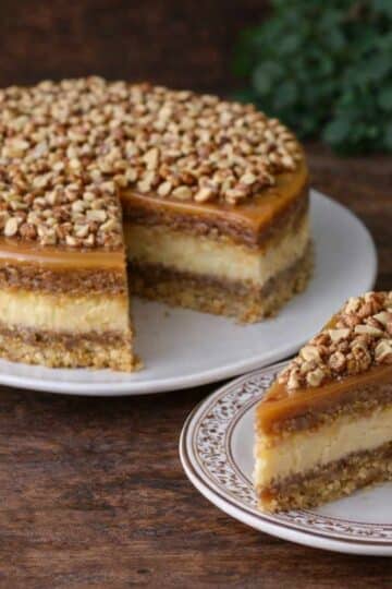 Orzechowy Budyniowiec z Karmelową Polewą i Orzeszkami