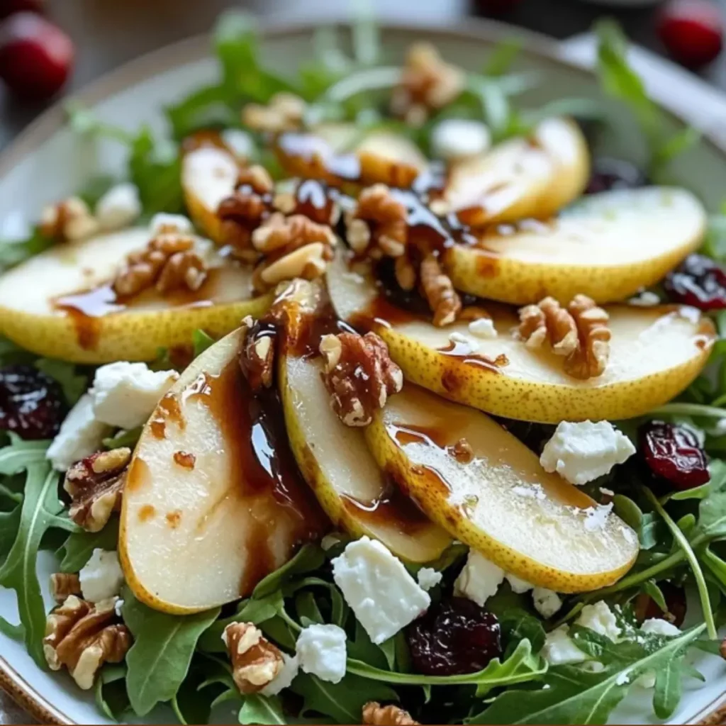 18 Sałatek na Wielkanoc, Które Znikną ze Stołu jako Pierwsze 9 Sałatka z rukolą, gruszką i kozim serem