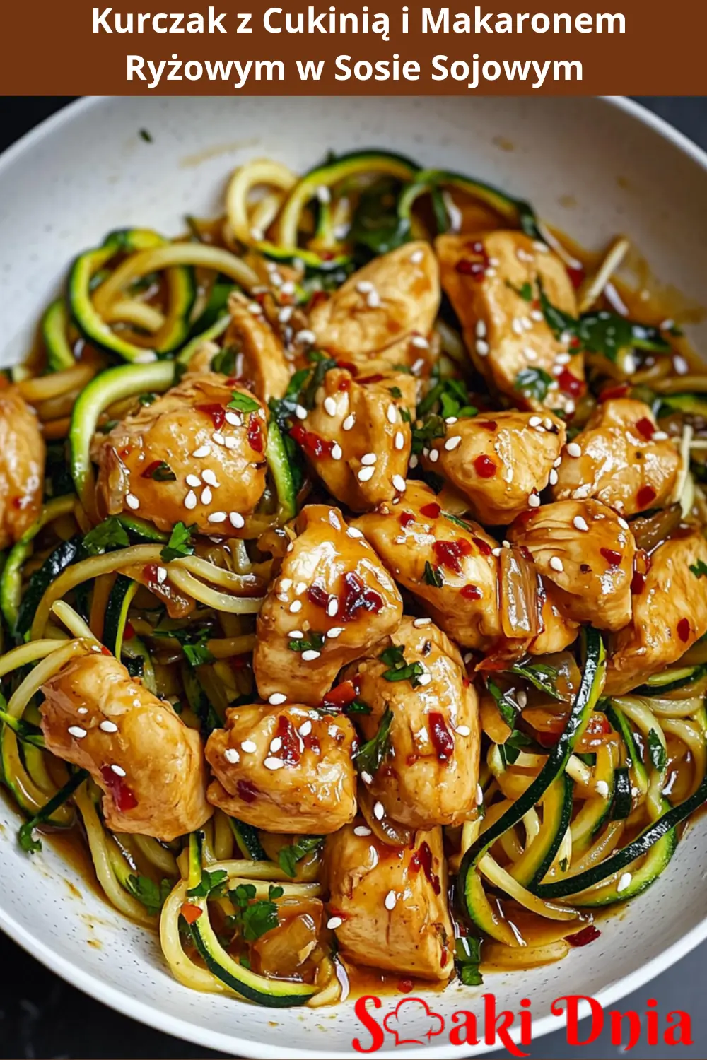 Kurczak z Cukinią i Makaronem Ryżowym w Sosie Sojowym