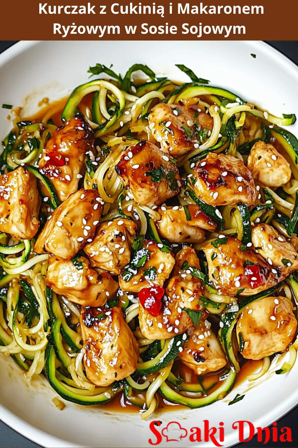 Kurczak z Cukinią i Makaronem Ryżowym w Sosie Sojowym