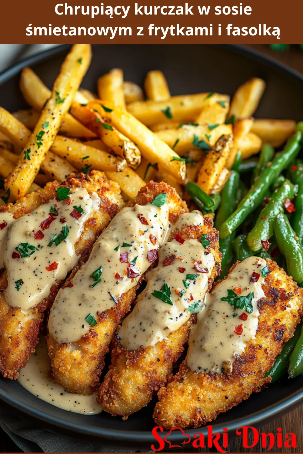 Chrupiący kurczak w sosie śmietanowym z frytkami i fasolką
