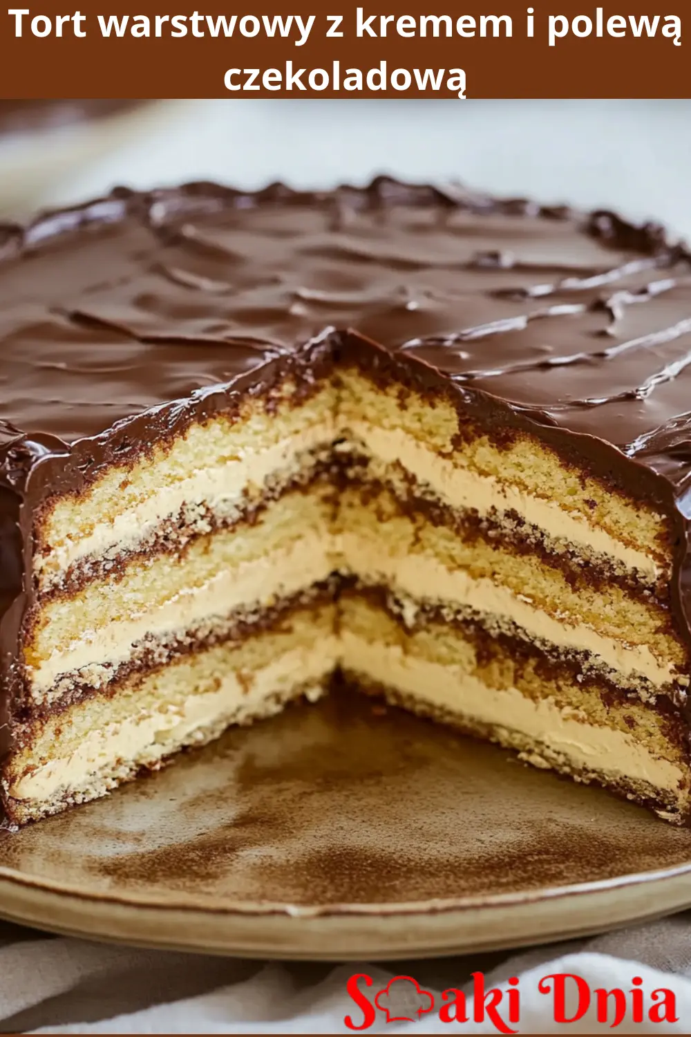 Tort warstwowy z kremem i polewą czekoladową