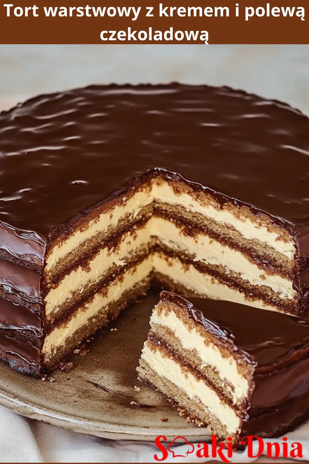 Tort warstwowy z kremem i polewą czekoladową