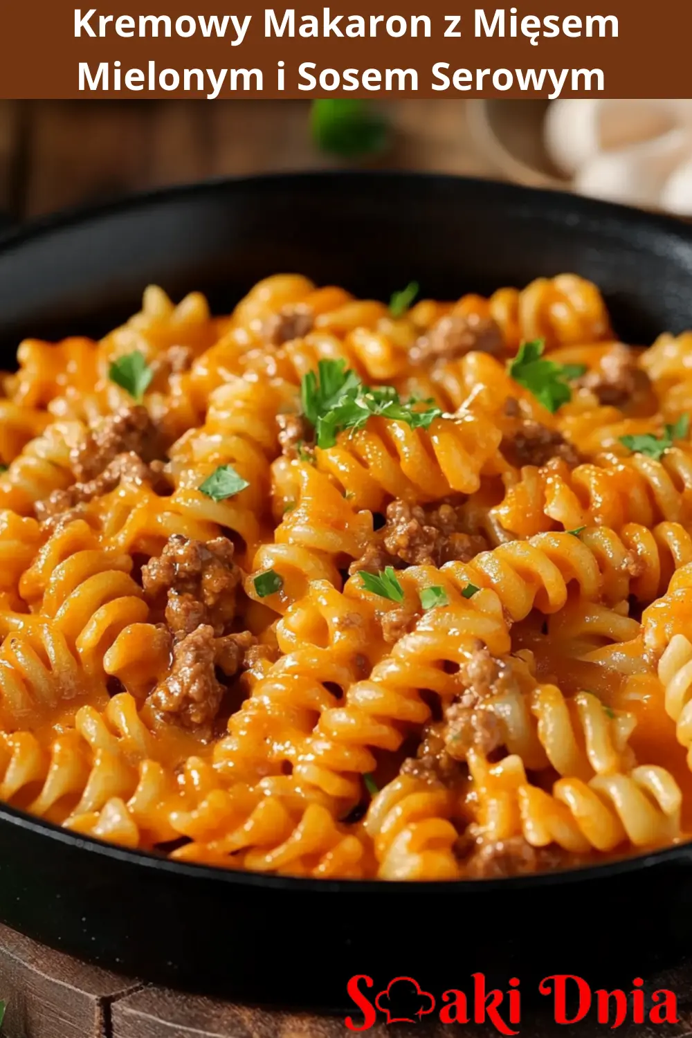 Kremowy makaron z mięsem mielonym i sosem serowym