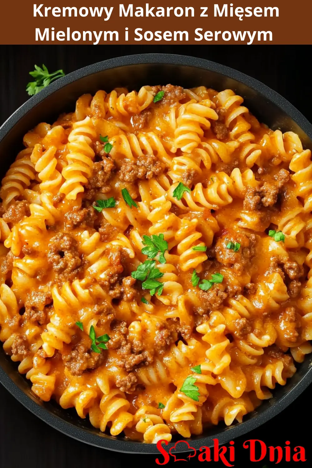 Kremowy makaron z mięsem mielonym i sosem serowym