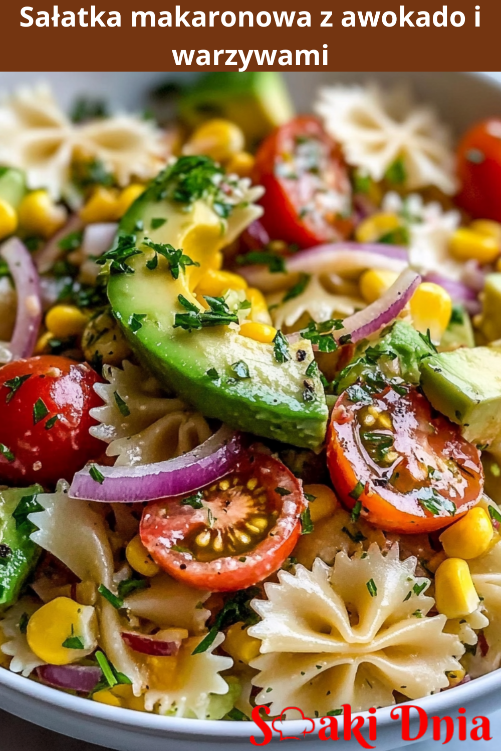 Sałatka makaronowa z awokado i warzywami