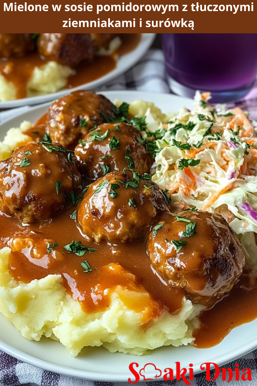 Mielone w sosie pomidorowym z tłuczonymi ziemniakami i surówką