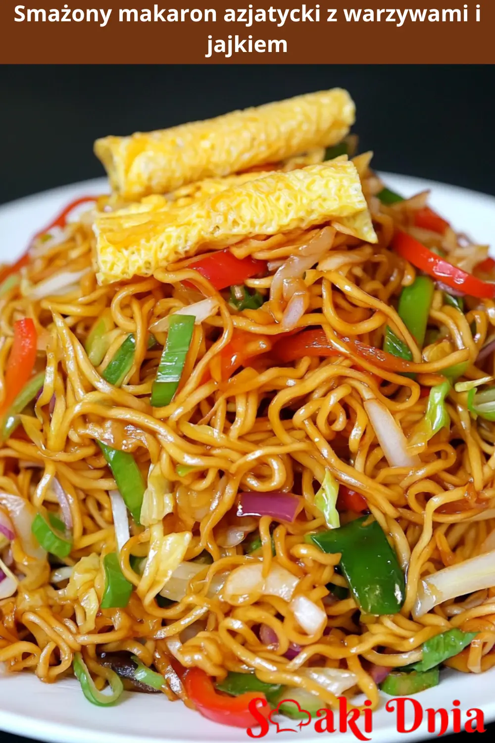 Smażony makaron azjatycki z warzywami i jajkiem