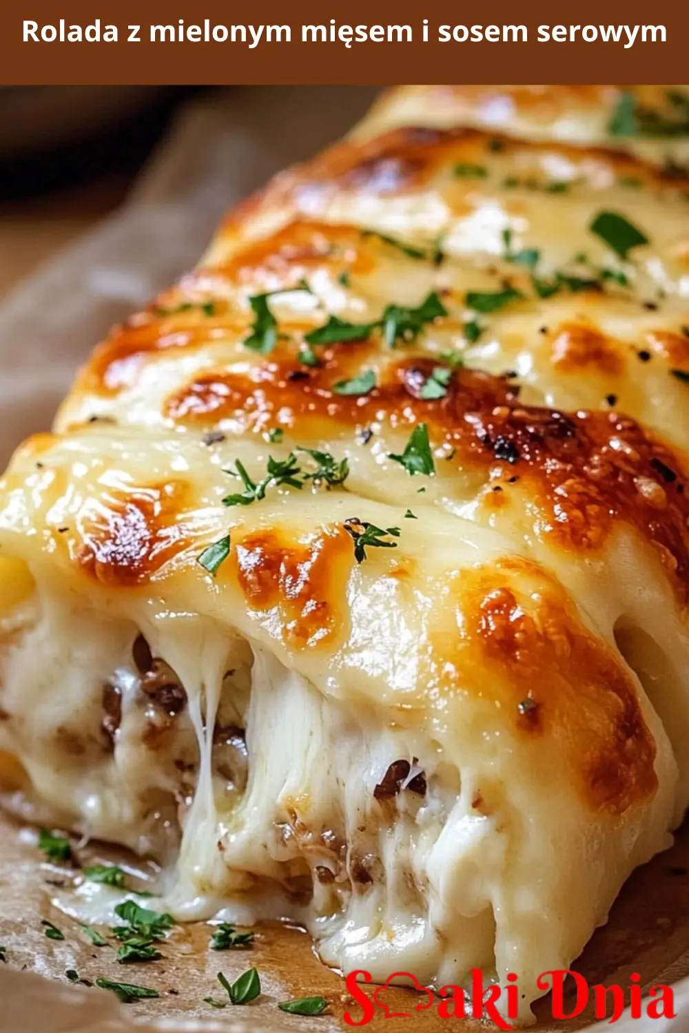 Rolada z mielonym mięsem i sosem serowym