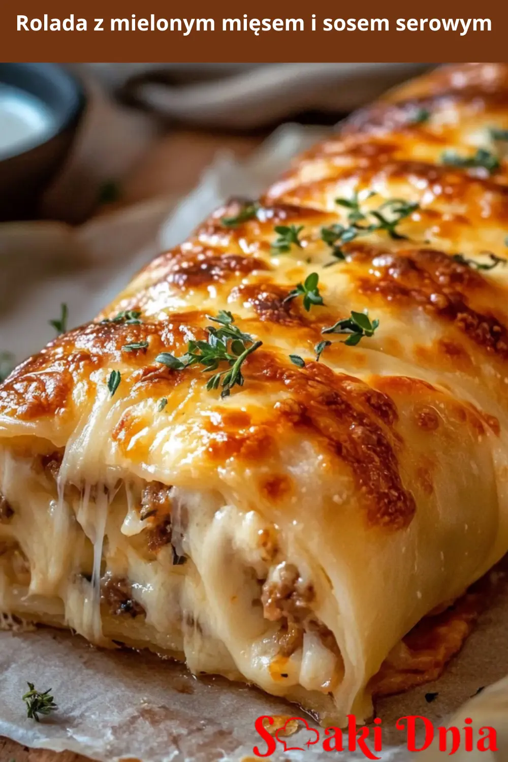 Rolada z mielonym mięsem i sosem serowym