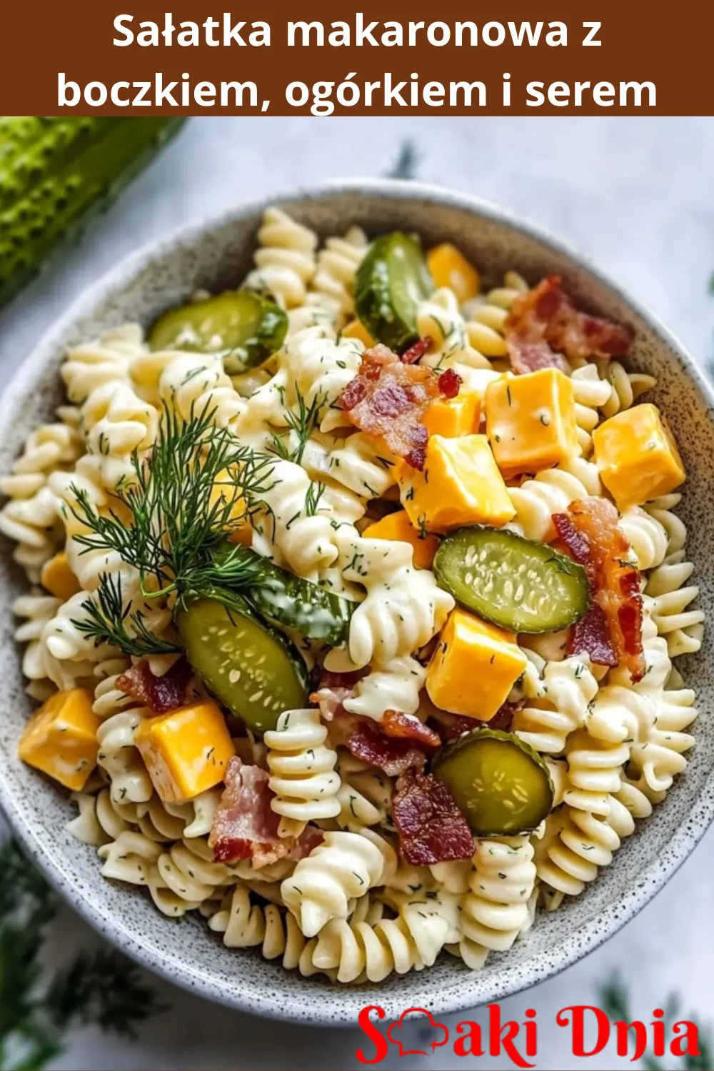 Sałatka makaronowa z boczkiem, ogórkiem i serem