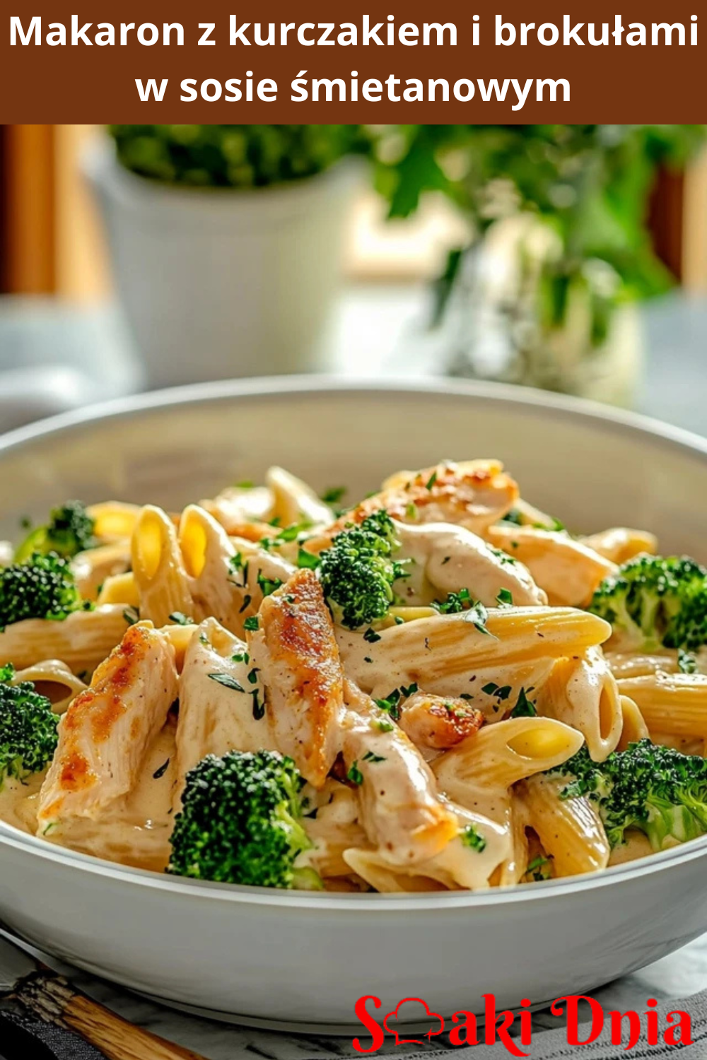 Makaron z kurczakiem i brokułami w sosie śmietanowym
