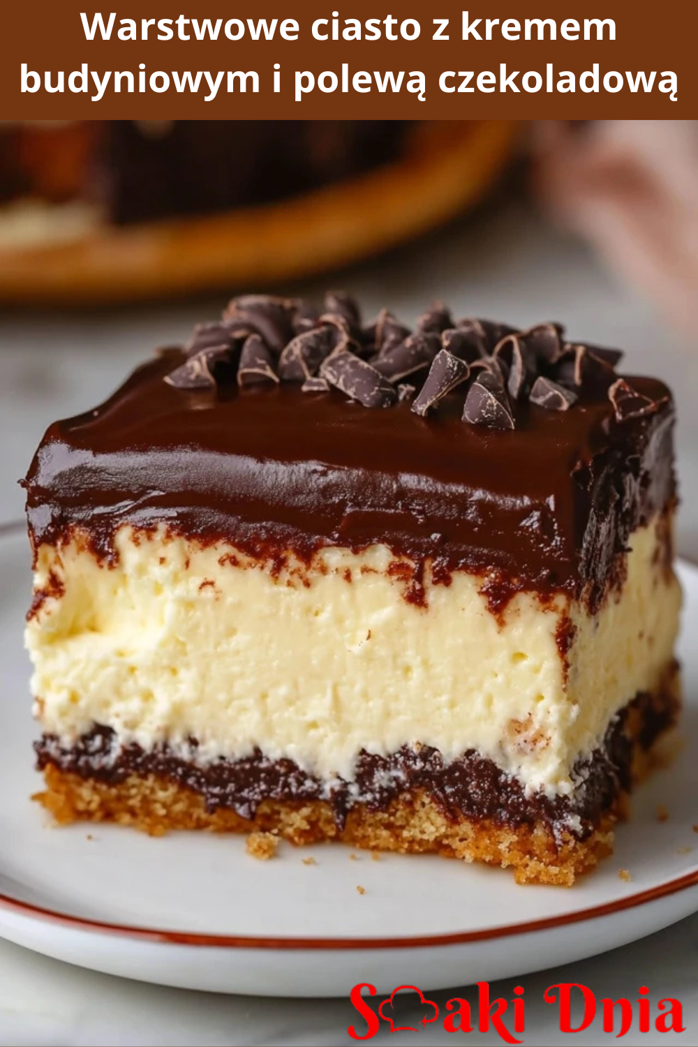Warstwowe ciasto z kremem budyniowym i polewą czekoladową