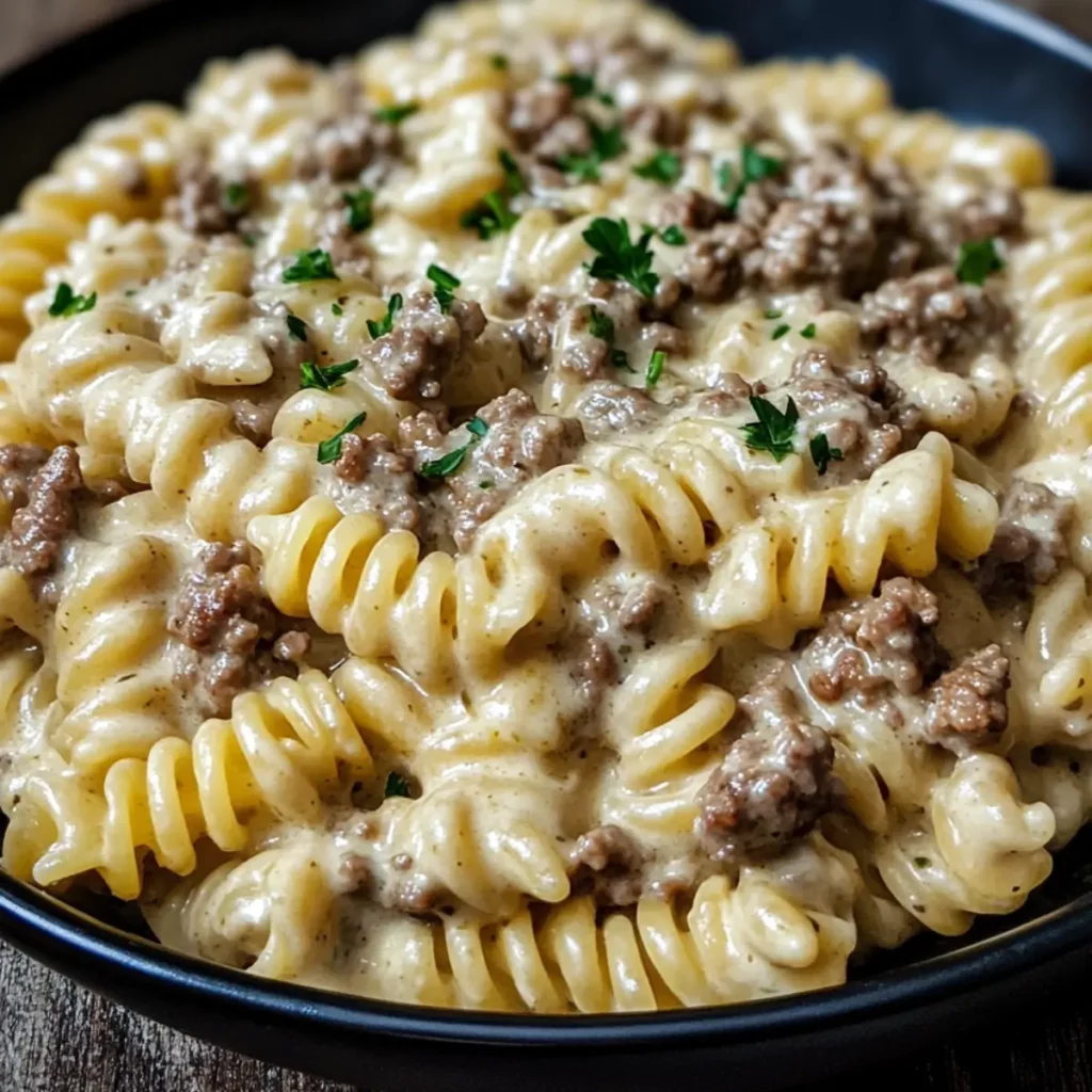 Kremowy makaron z mięsem mielonym