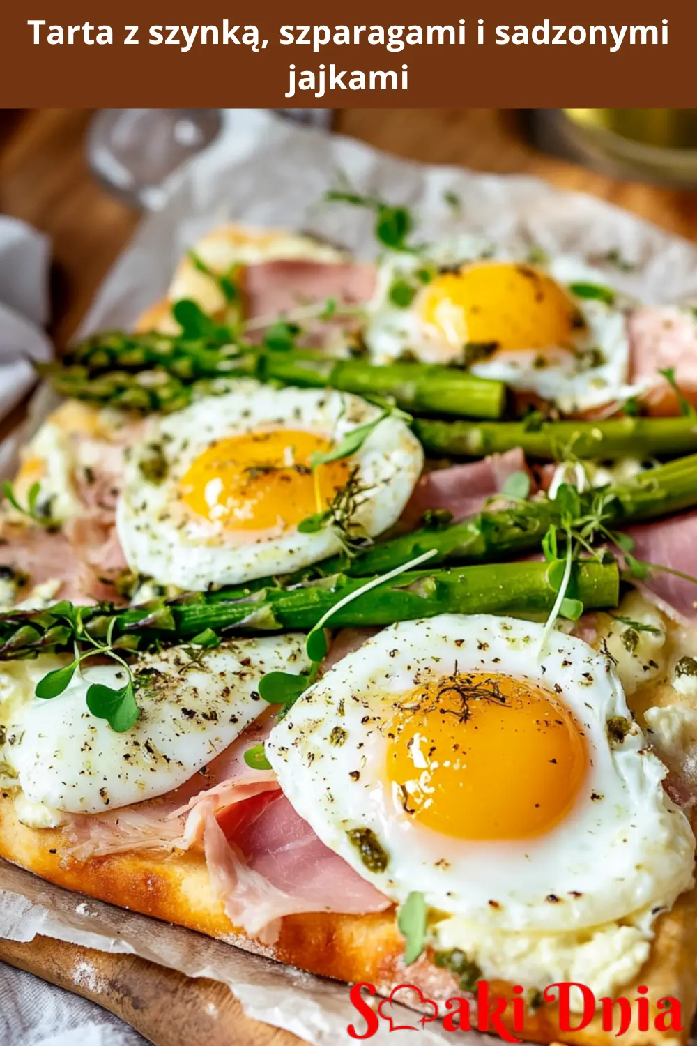 Tarta z szynką, szparagami i sadzonymi jajkami