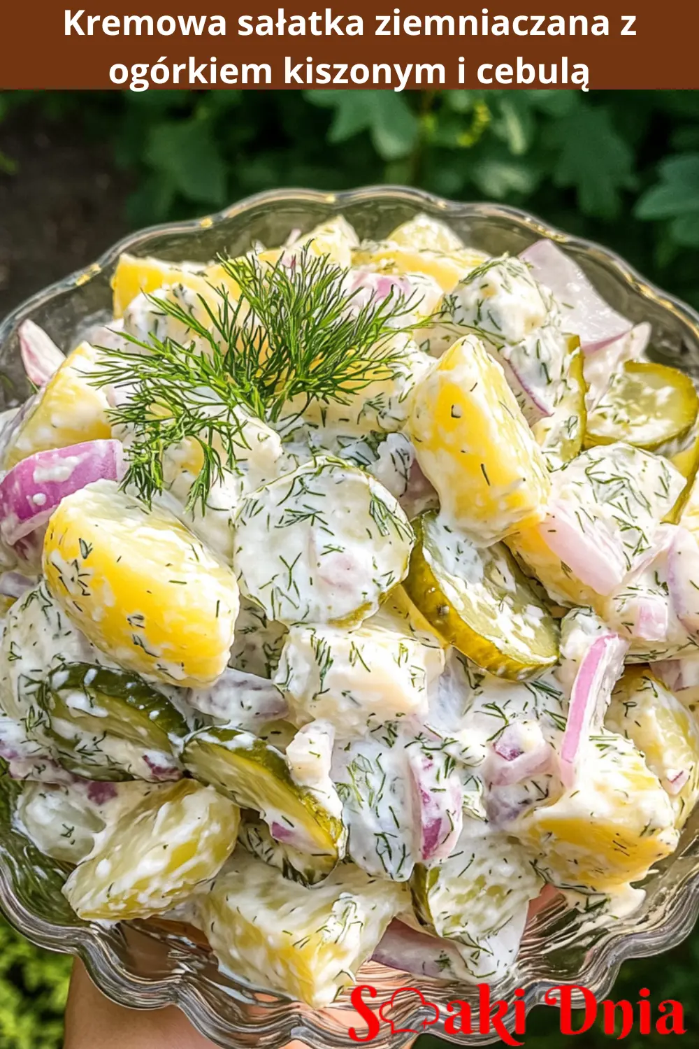 Kremowa sałatka ziemniaczana z ogórkiem kiszonym i cebulą