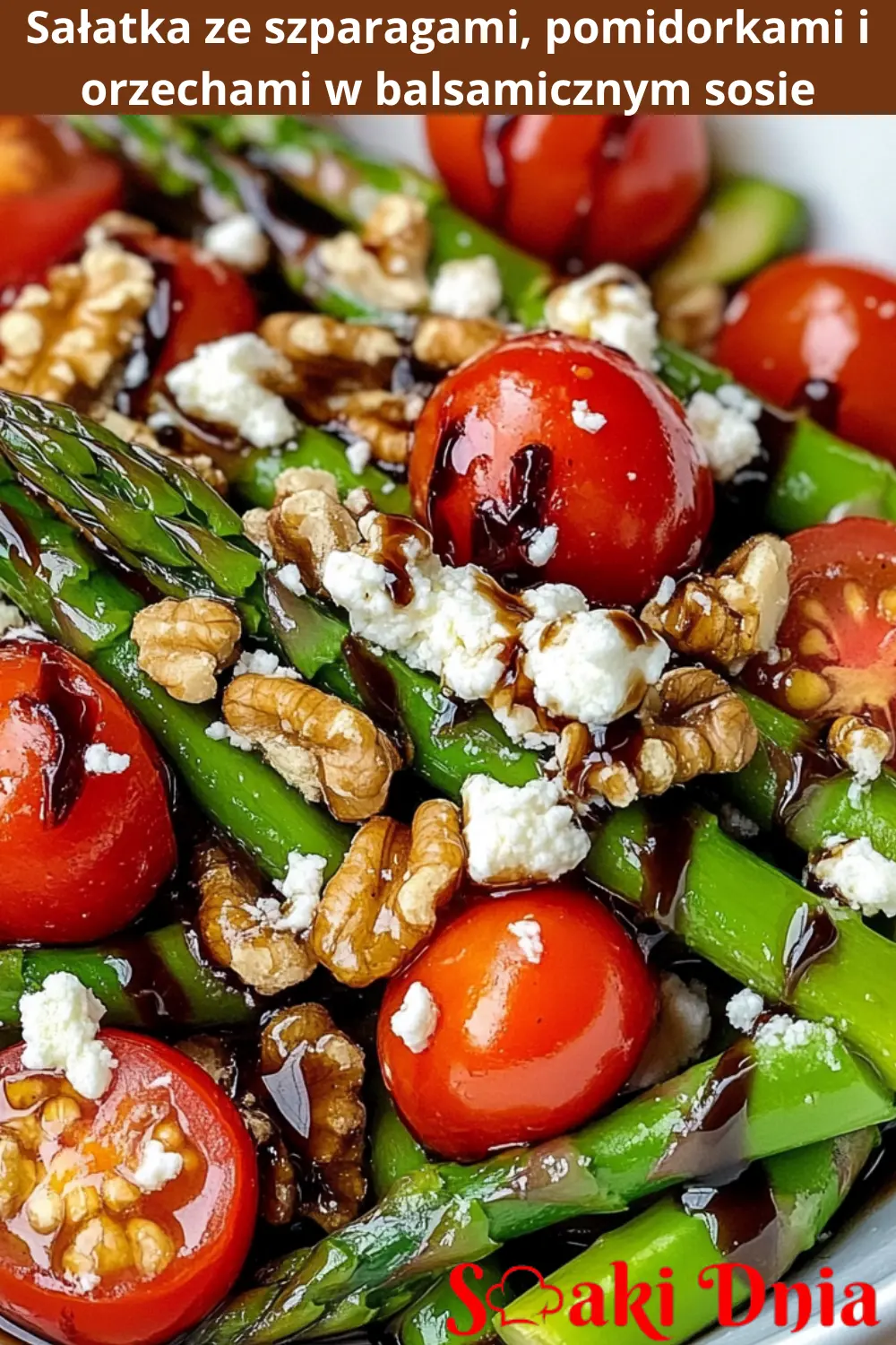 Sałatka ze szparagami, pomidorkami i orzechami w balsamicznym sosie