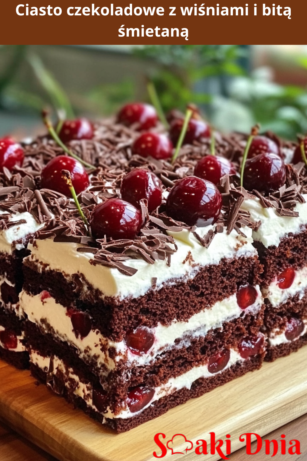 Ciasto czekoladowe z wiśniami i bitą śmietaną