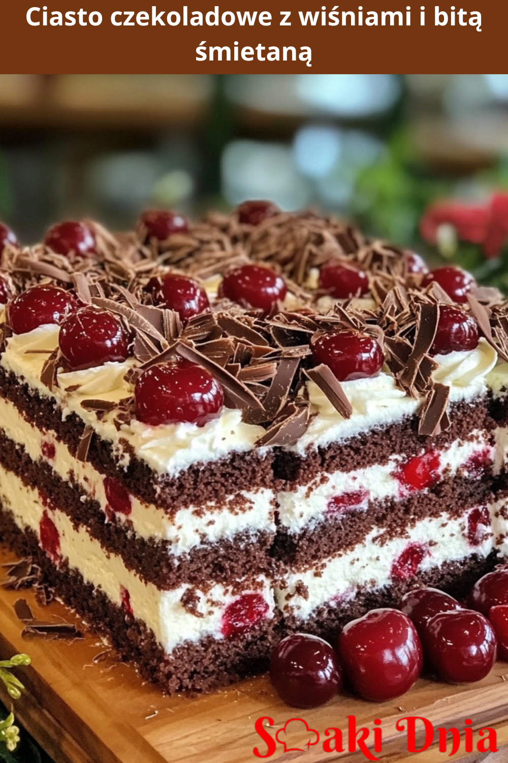Ciasto czekoladowe z wiśniami i bitą śmietaną