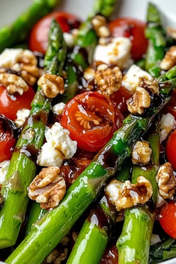 Sałatka ze szparagami, pomidorkami i orzechami w balsamicznym sosie
