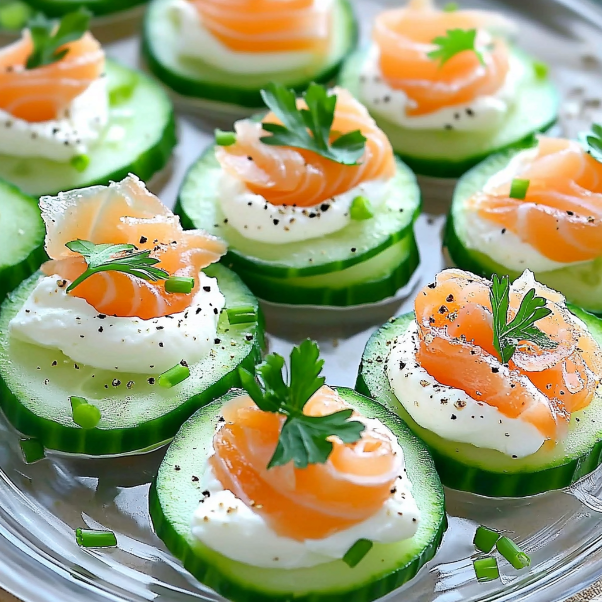 Ogórkowe przekąski z łososiem i serkiem 2 Ogórkowe przekąski z łososiem i serkiem