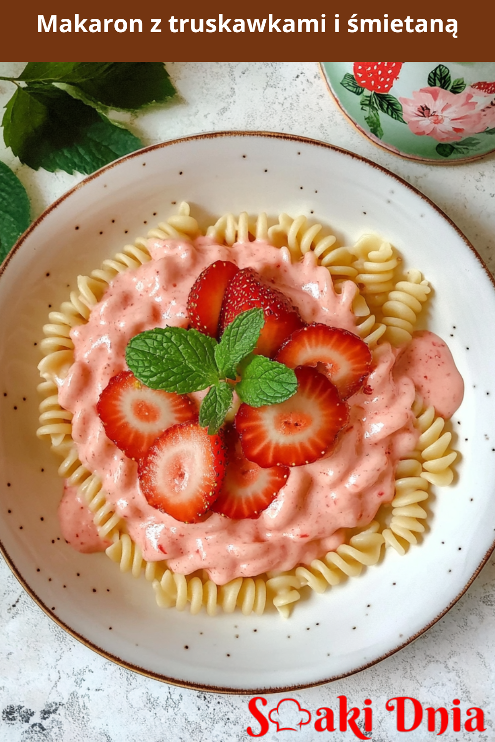 Makaron z truskawkami i śmietaną