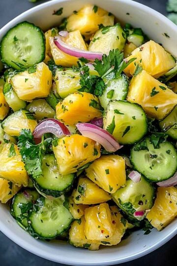 Sałatka z ananasem i ogórkiem