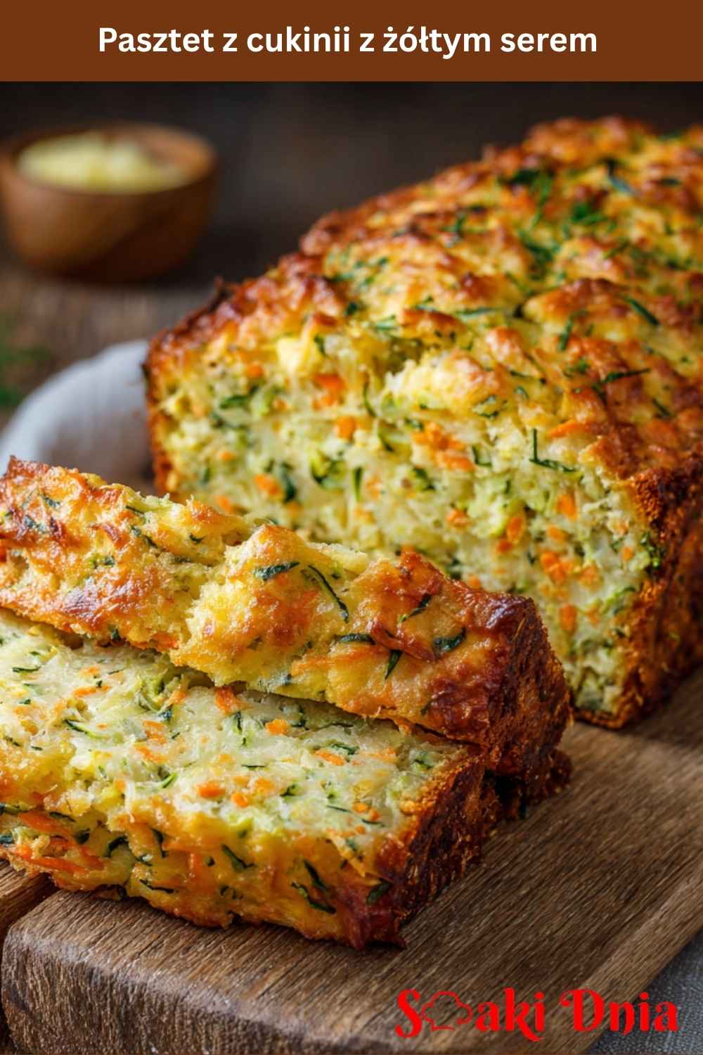 Pasztet z cukinii z żółtym serem: Pasztet z cukinii z żółtym serem Składniki: 1 kg cukinii 200 g żółtego sera, startego 1 marchewka, starta 1 cebula, drobno posiekana 3 jajka ½ szklanki bułki tartej 1 ząbek czosnku, przeciśnięty 1 łyżeczka soli ½ łyżeczki pieprzu 1 łyżeczka suszonego oregano lub tymianku Instrukcje: Zetrzyj cukinię na tarce, posól i odstaw na 15 min, potem dobrze odciśnij. Dodaj startą marchewkę, ser, cebulę, czosnek, jajka, bułkę tartą i przyprawy. Wymieszaj wszystko dokładnie. Przełóż masę do keksówki wyłożonej papierem do pieczenia. Piecz w 180°C przez ok. 50 minut, aż wierzch się zarumieni. Ostudź przed krojeniem.