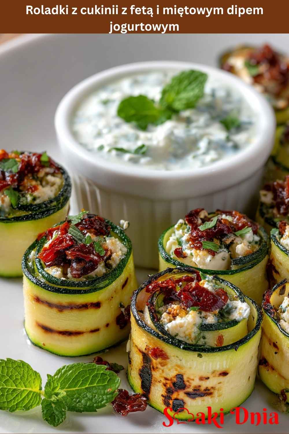 Roladki z cukinii z fetą i miętowym dipem jogurtowym