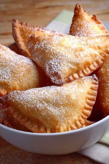 Smażone pierożki z serem