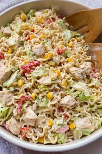 Sałatka z makaronem instant i kurczakiem