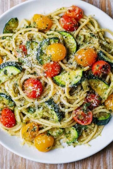 Makaron z warzywami i pesto