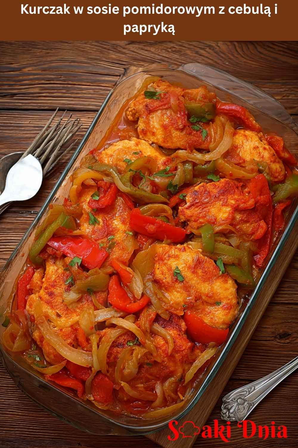 Kurczak pieczony w sosie pomidorowym z cebulą i papryką
