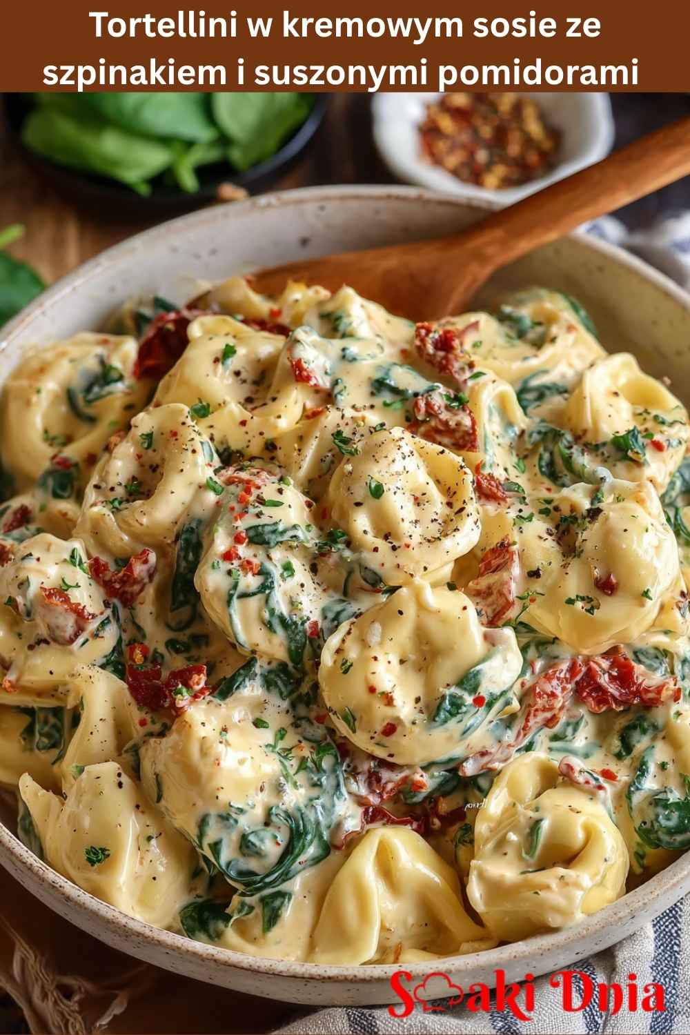 Tortellini w kremowym sosie ze szpinakiem i suszonymi pomidorami