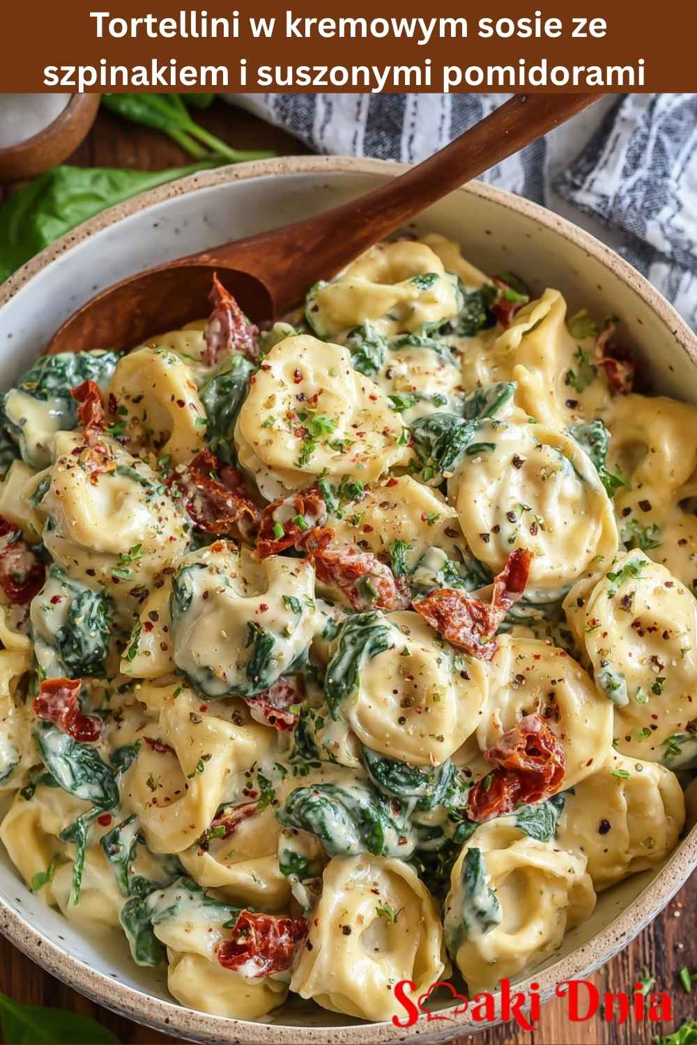 Tortellini w kremowym sosie ze szpinakiem i suszonymi pomidorami
