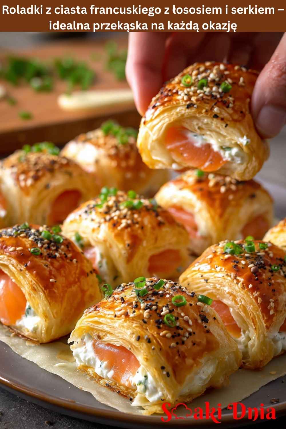 Roladki z ciasta francuskiego z łososiem i serkiem – idealna przekąska na każdą okazję