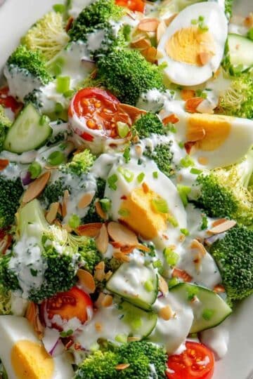 Sałatka z brokułem, jajkiem i prażonymi migdałami