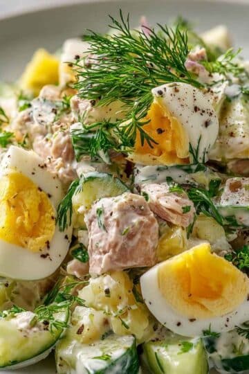 Sałatka z tuńczykiem, jajkiem i ogórkiem