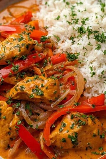 Kurczak w kremowym sosie paprykowym z ryżem – szybki i aromatyczny obiad 13 Untitled design 2025 08 20T184940.443 Smakidnia