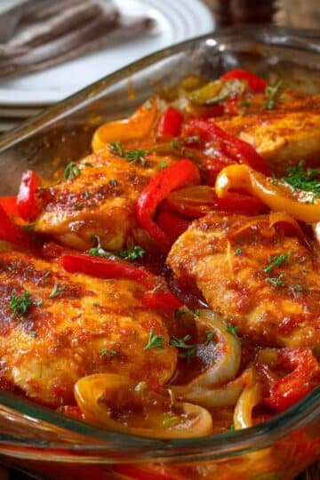 Kurczak w sosie pomidorowym z cebulą i papryką – prosty i domowy obiad 15 Untitled design 89 Smakidnia