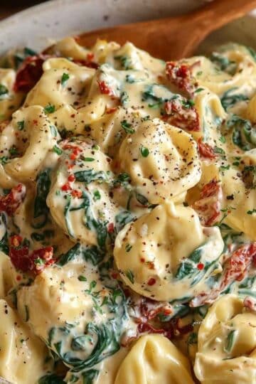 Tortellini w kremowym sosie ze szpinakiem i suszonymi pomidorami
