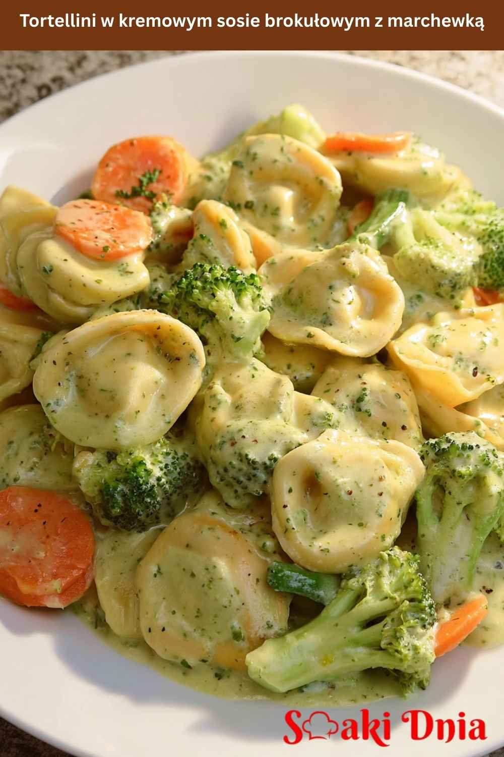 Tortellini w kremowym sosie brokułowym z marchewką